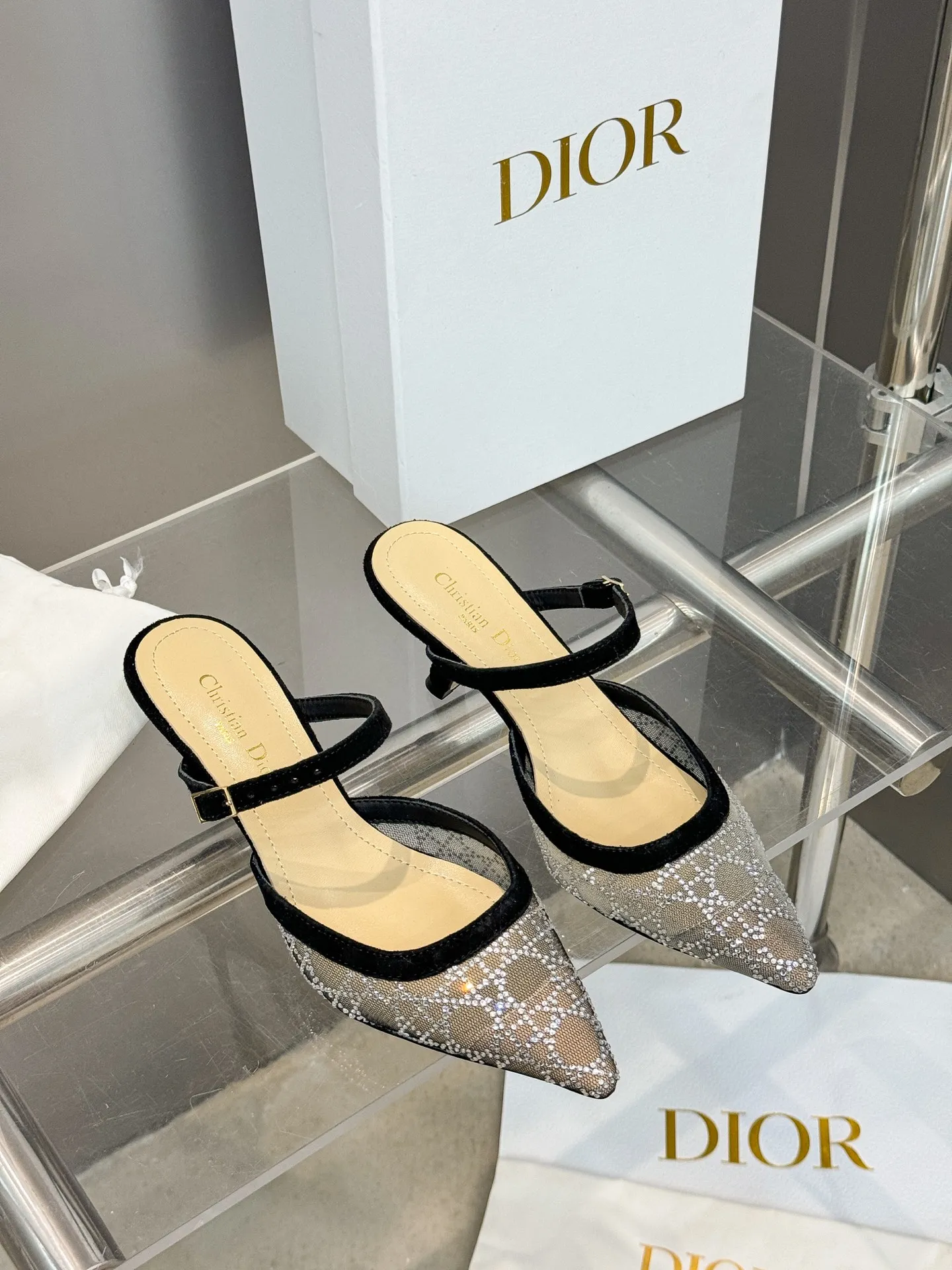 👟👟Ex-factory price 580👟👟 Dior 2025 spring and summer catwalk new style bling...bling...crystal shoes Capture series high-heeled women's shoes Star-same rhinestone square toe cannage pattern cat heel slip-on sandals The top high-end version on the market Exclusive sale Material: Original custom mesh inlaid with hot Australian rhinestones + water-dyed sheepskin feet + original molded hardware buckles + Italian leather outsole Heel height: 6.5CM/9.5CM size: 34-43 (34.40.41.42.43. Customized, non-refundable)